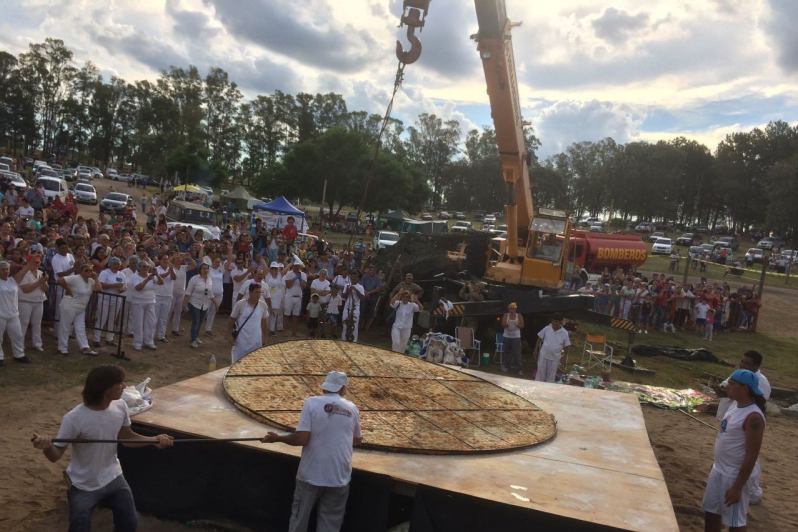 La torta frita más grande del mundo en el Parque de la Hispanidad. Foto: Víctor Rodríguez.