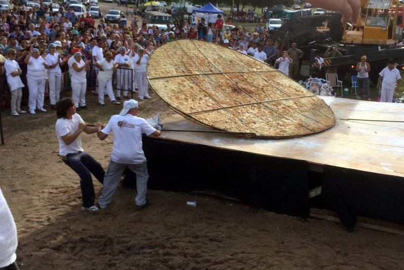 La torta frita más grande del mundo en Durazno. Foto: Víctor Rodríguez.