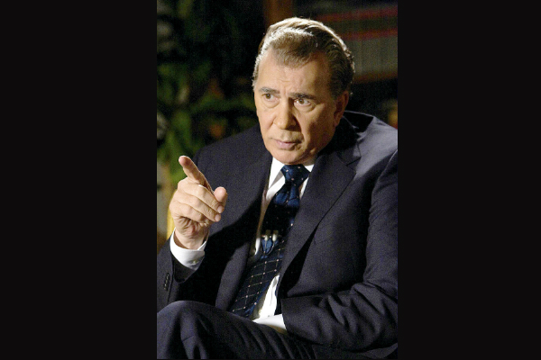 Frank Langella como Richard Nixon.