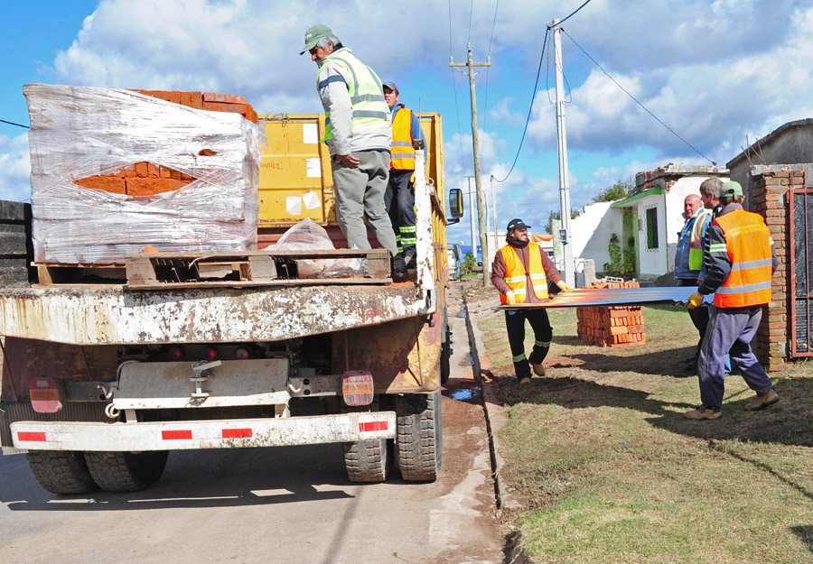 Comenzaron a llegar las chapas que el gobierno compró para Dolores. Foto: Presidencia