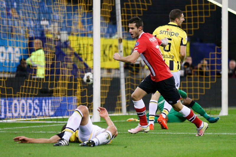 Gastón Pereiro gritando su gol con el PSV. Foto: Prensa PSV