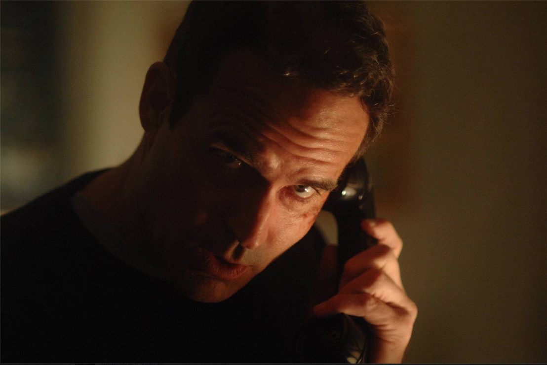 Theo Yedlin, un cirujano con dotes de liderazgo, despierta en el misterioso pueblo.