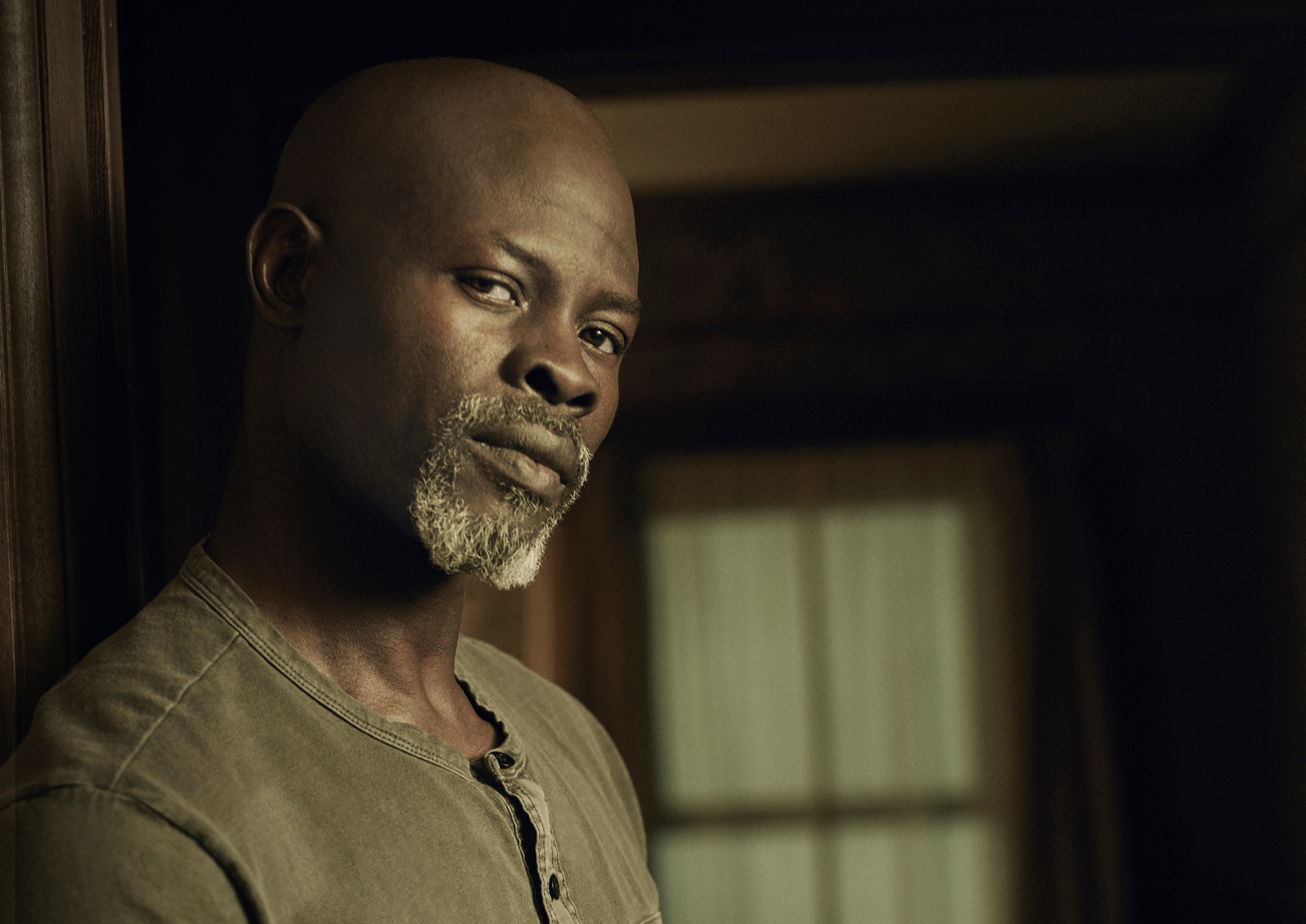 CJ Mitchum es un historiador con información valiosa sobre Wayward Pines.