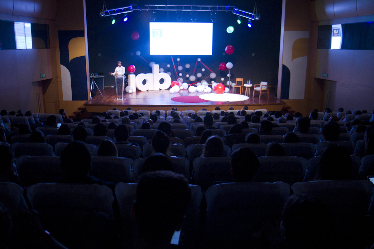 El eterno femenino de una imaginativa pintora