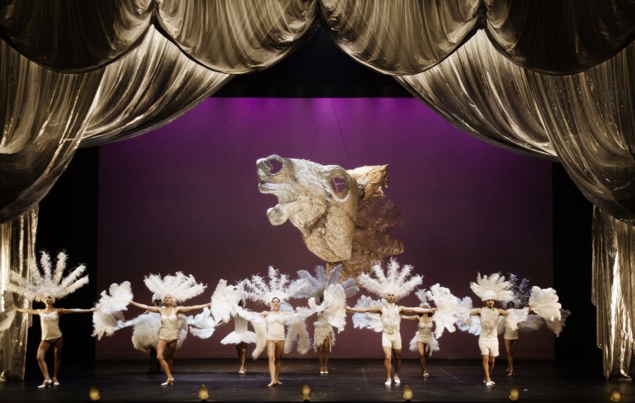 El eterno femenino de una imaginativa pintora