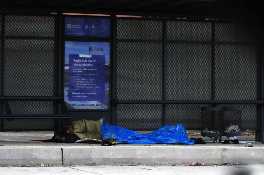 24 horas: hay gente durmiendo en el corredor de día y de noche. Foto: F. Ponzetto