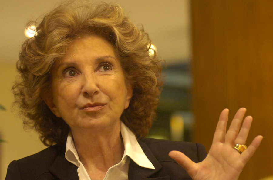 El eterno femenino de una imaginativa pintora