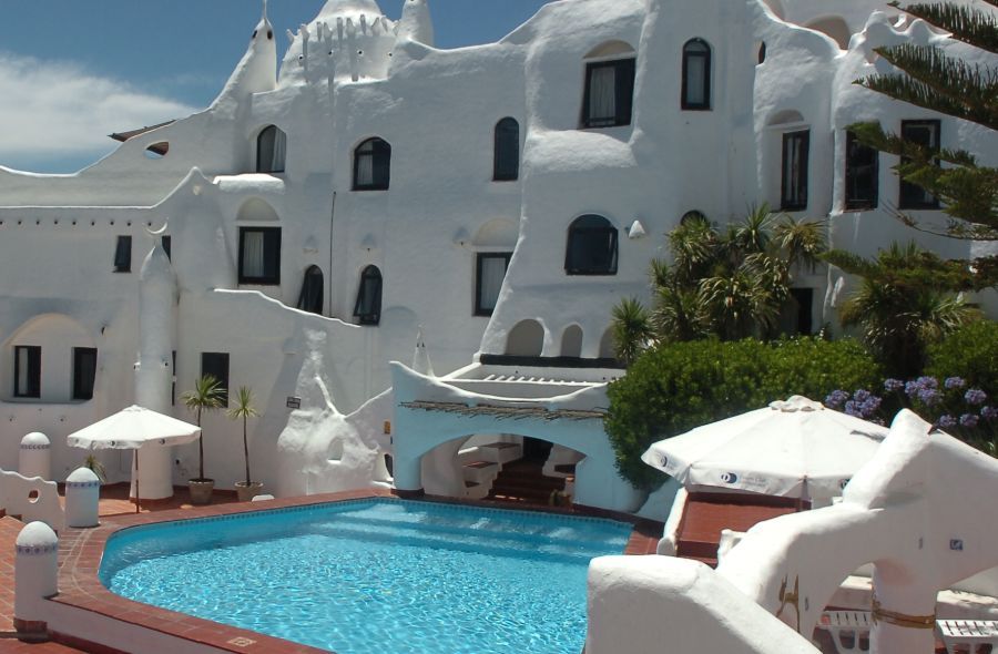 El eterno femenino de una imaginativa pintora