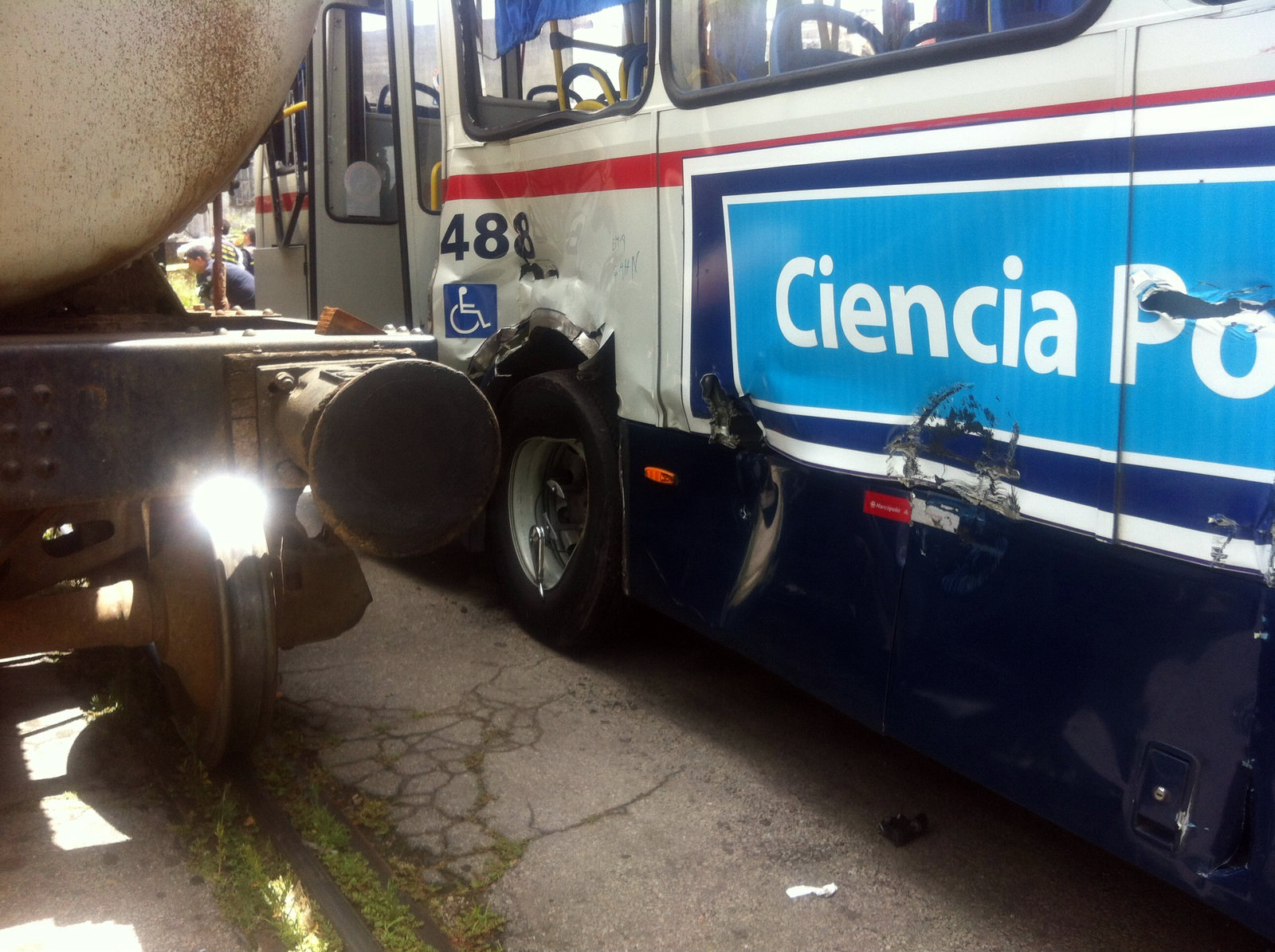 Varios heridos tras el choque de un tren y un ómnibus en Paso Molino