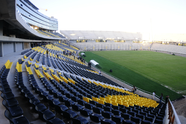 El eterno femenino de una imaginativa pintora