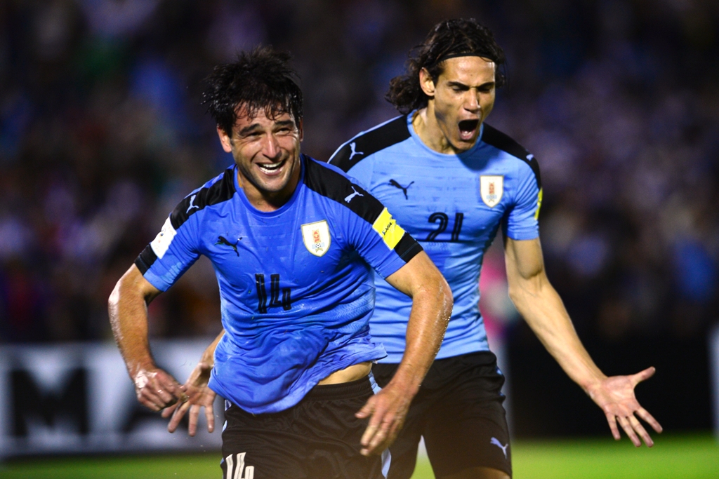 Lodeiro y Cavani festejan el primer gol de Uruguay. Foto: Gerardo Pérez.