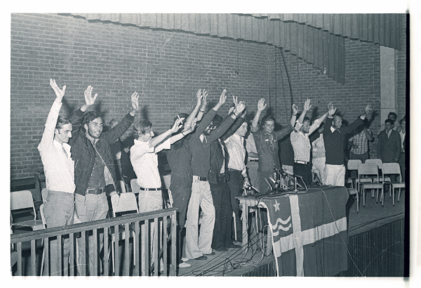 Los sobrevivientes saludan al término de la conferencia de prensa en el colegio Stella Maris.