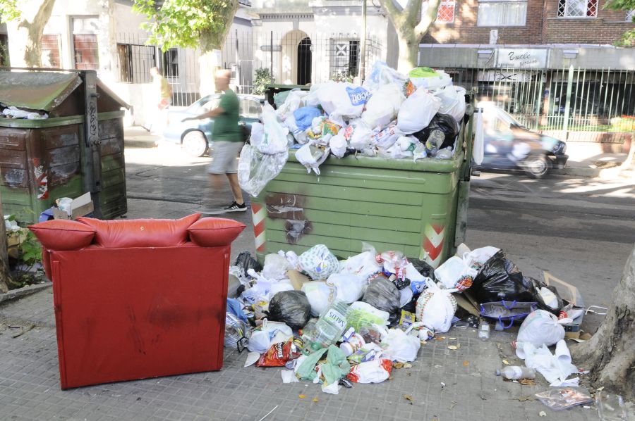 Contenedores de basura saturados por nuevo conflicto con Adeom. Foto: D. Borrelli