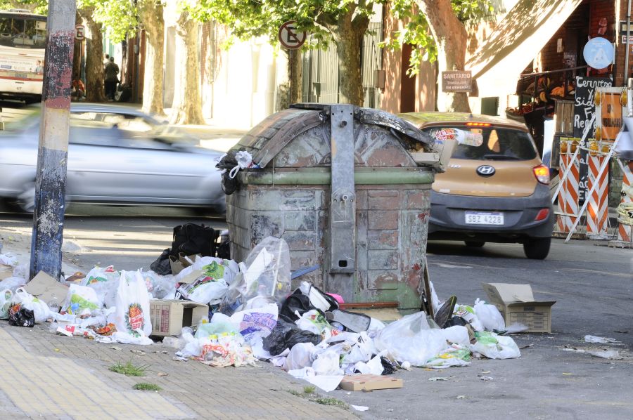 Contenedores de basura saturados por nuevo conflicto con Adeom. Foto: D. Borrelli
