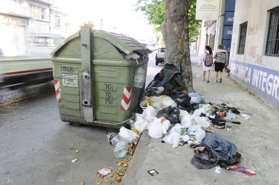 Contenedores de basura saturados por nuevo conflicto con Adeom. Foto: D. Borrelli