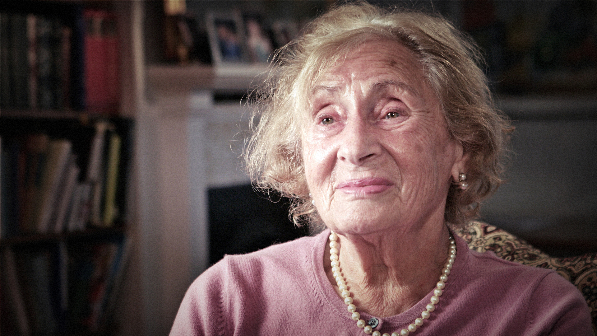 El eterno femenino de una imaginativa pintora