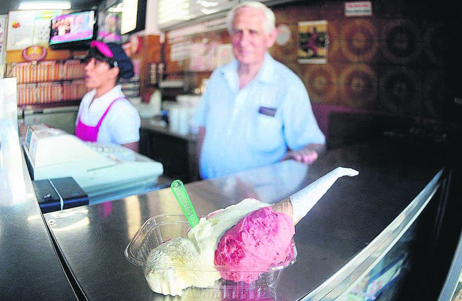 El eterno femenino de una imaginativa pintora