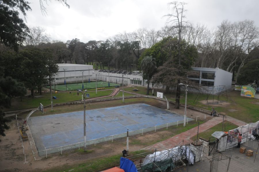 En Paso Molino: bajo el viaducto, una plaza que funciona. Foto: A. Colmegna