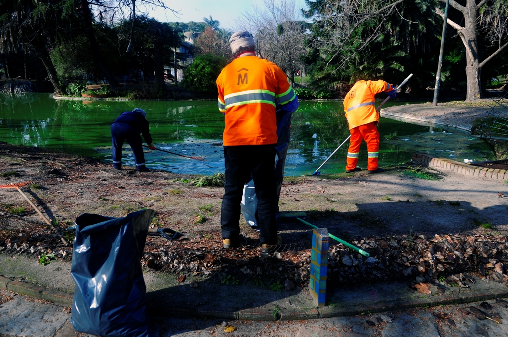 Vacían el lago del Parque Rodó. Foto: Fernándo Ponzetto