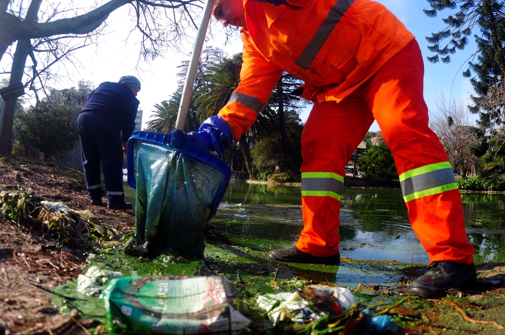 Vacían el lago del Parque Rodó. Foto: Fernándo Ponzetto