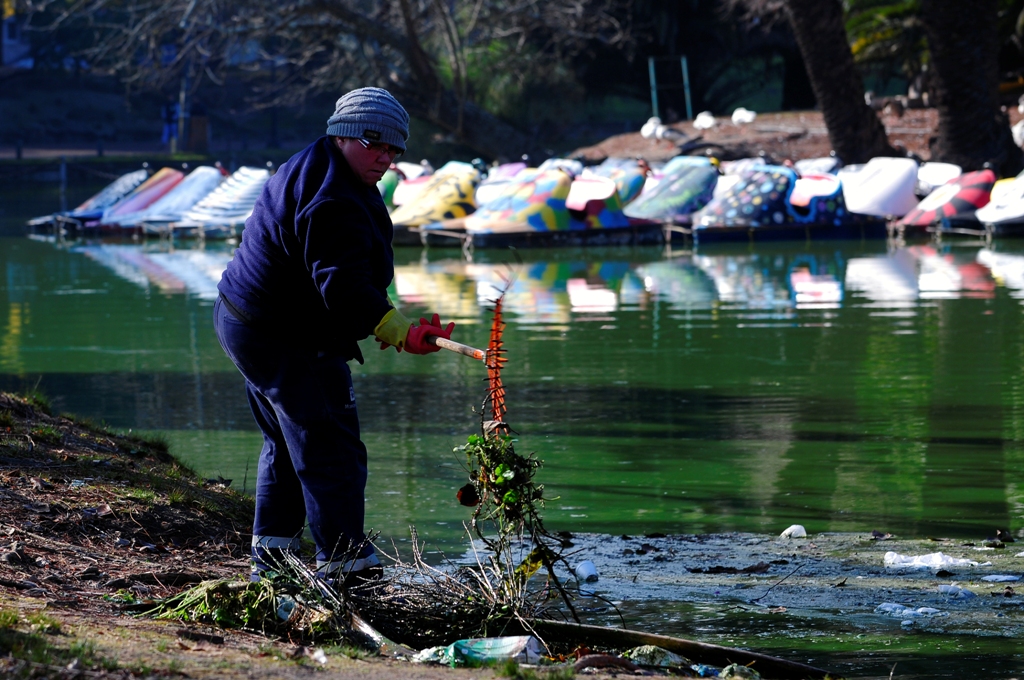 Vacían el lago del Parque Rodó. Foto: Fernándo Ponzetto