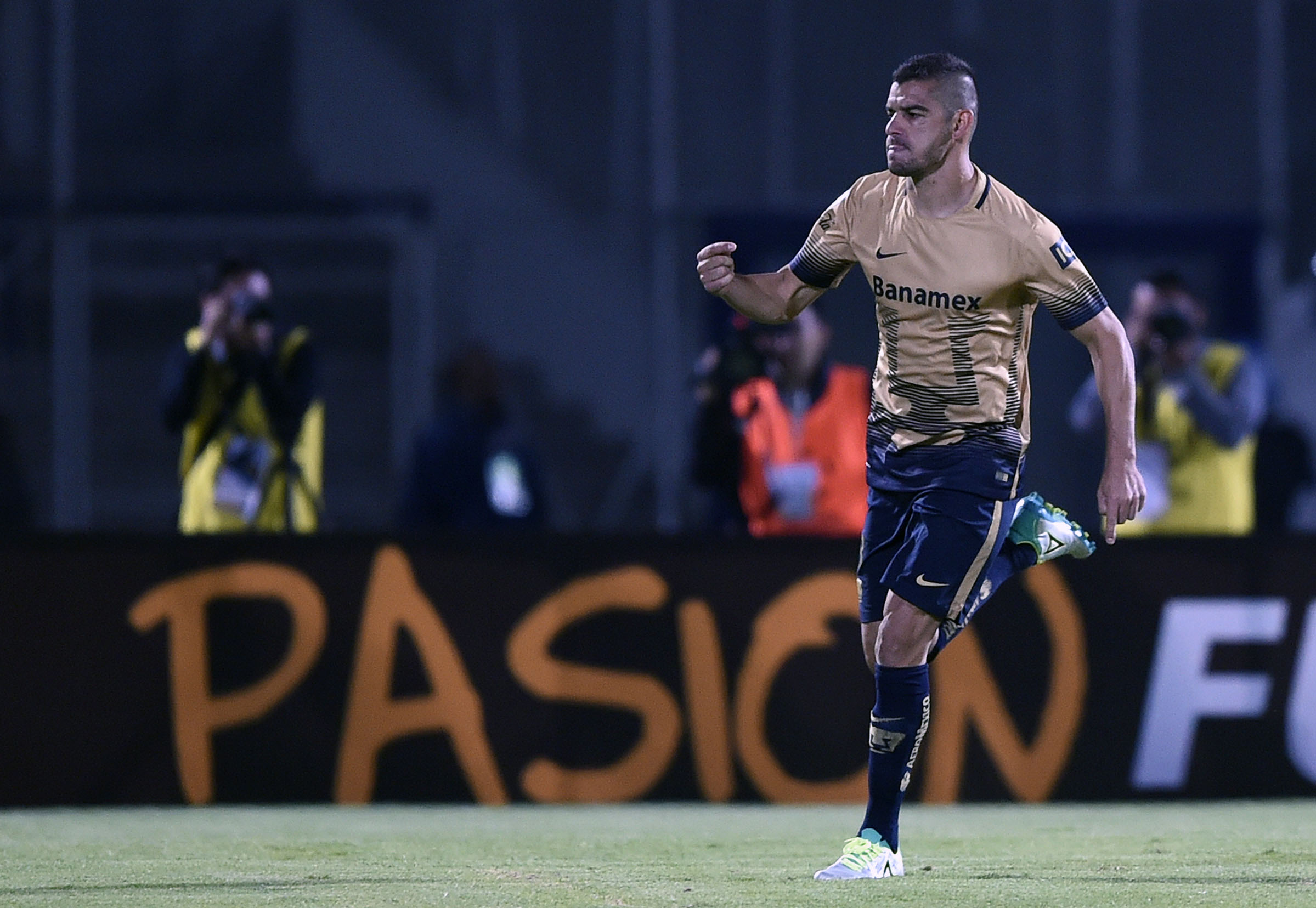 El eterno femenino de una imaginativa pintora