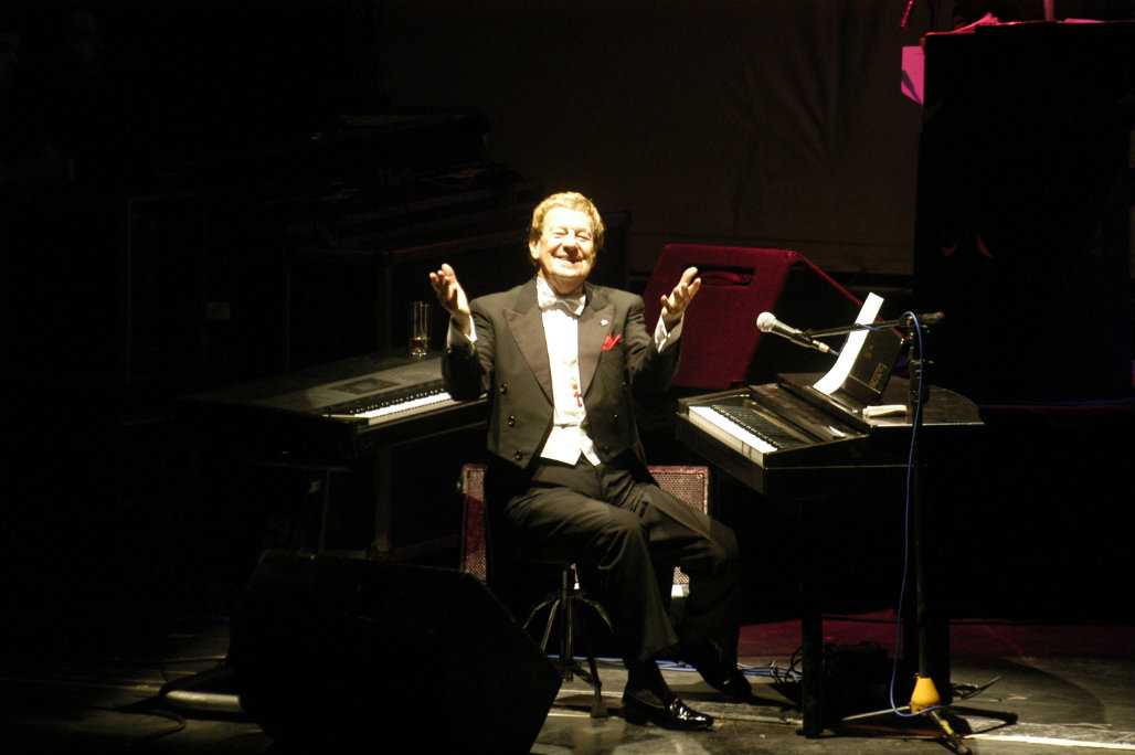 El eterno femenino de una imaginativa pintora