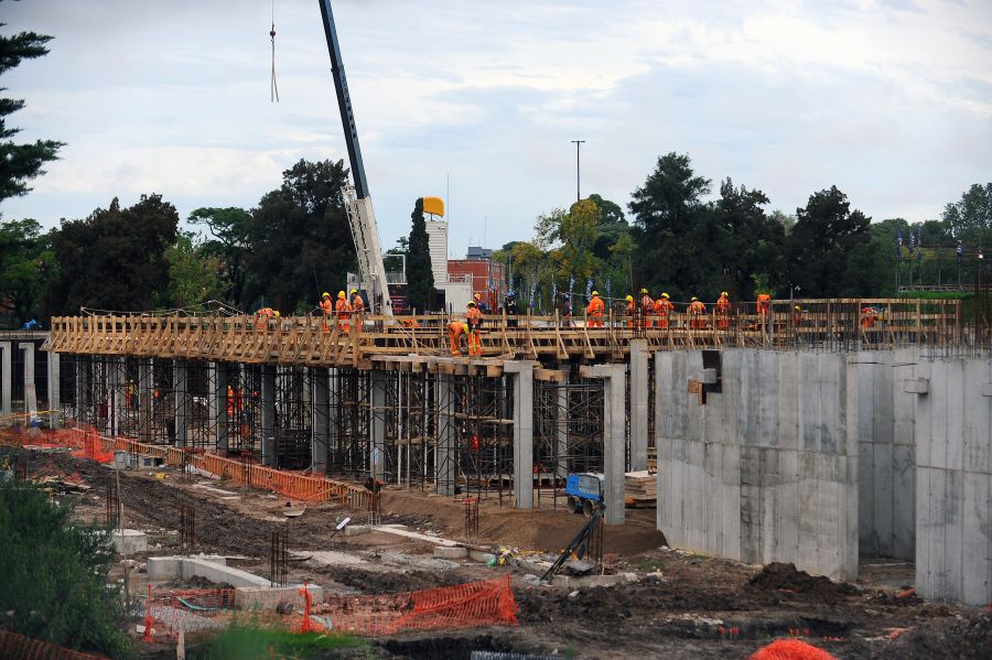 El eterno femenino de una imaginativa pintora
