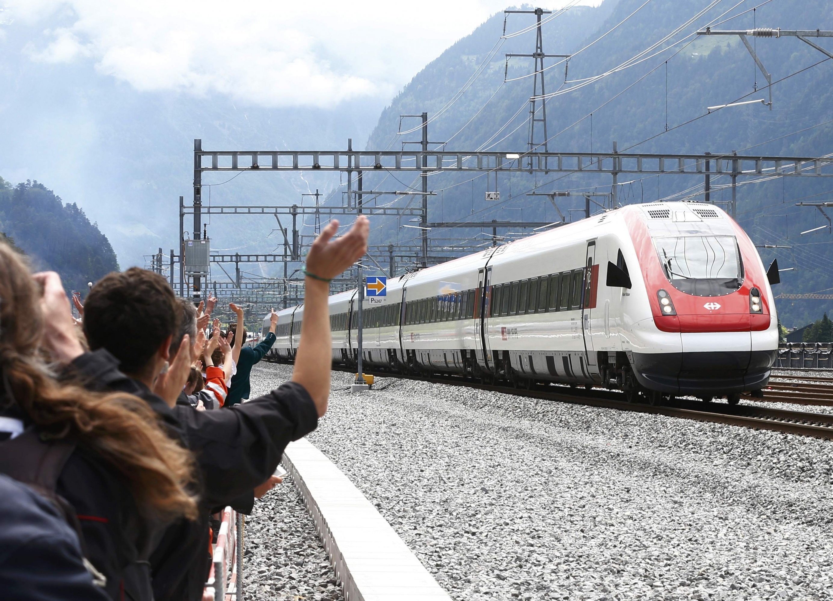 Unas mil personas celebraron la creación del túnel en Suiza. Foto: REUTERS