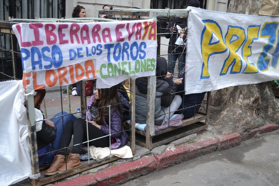 En jaulas: los activistas frente a la sede del Frente Amplio. Foto: Pablo Melgar