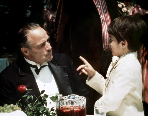 Don Corleone (Marlon Brando) junto a su nieto en El Padrino.