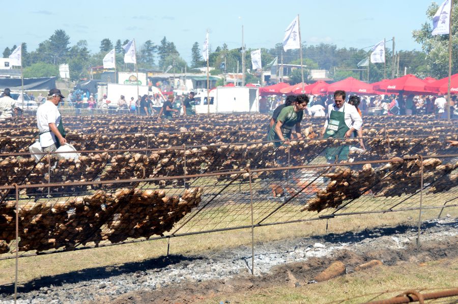 El eterno femenino de una imaginativa pintora