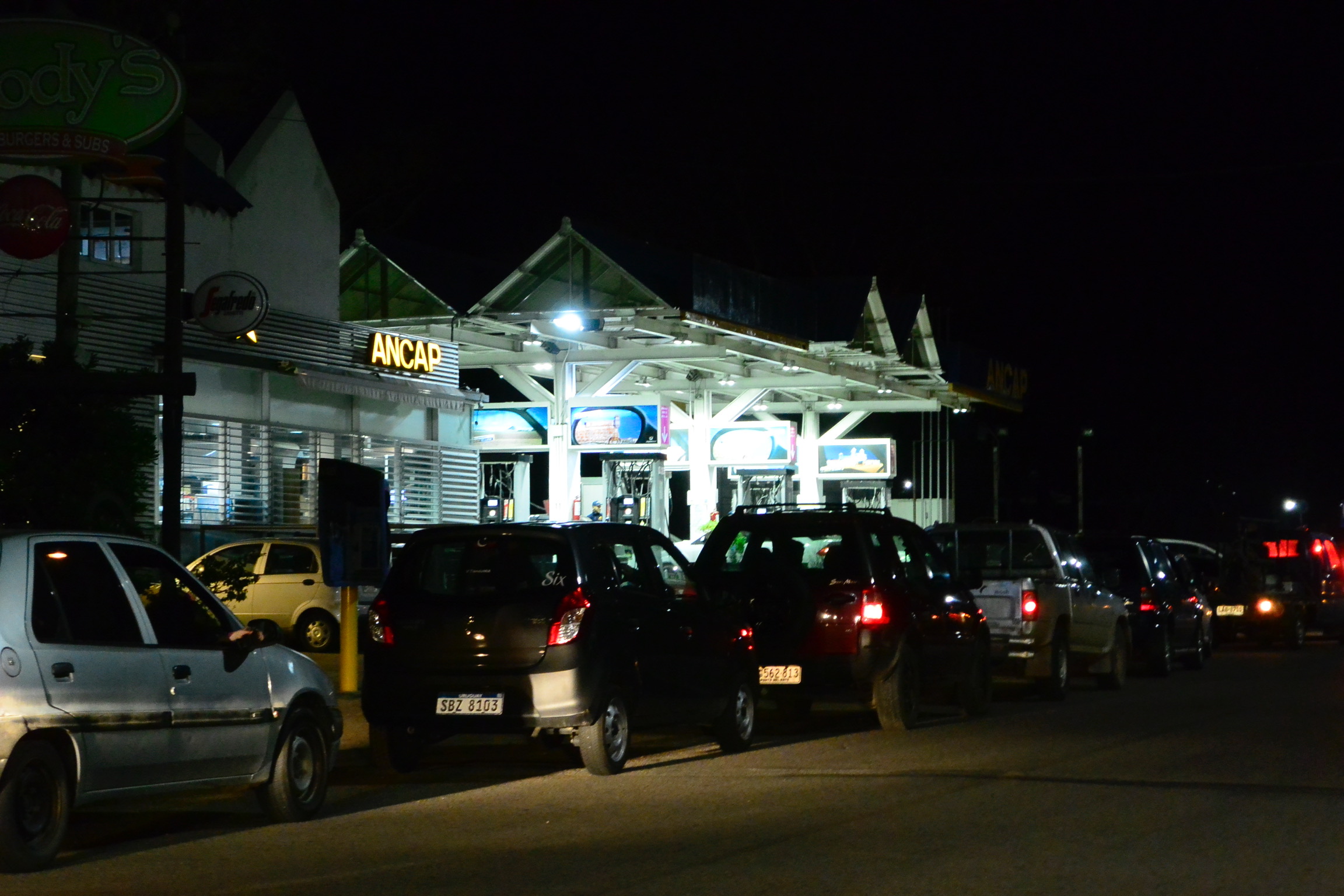 Largas filas también en estaciones de Punta del Este. Foto: Ricardo Figueredo
