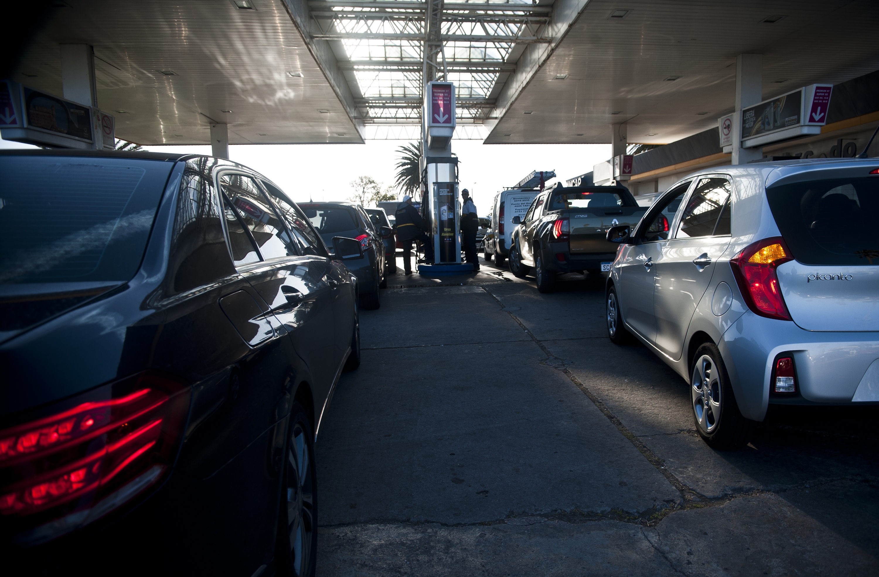 Los uruguayos se preparan para el paro en las estaciones de servicio. Foto: Fernando Ponzetto