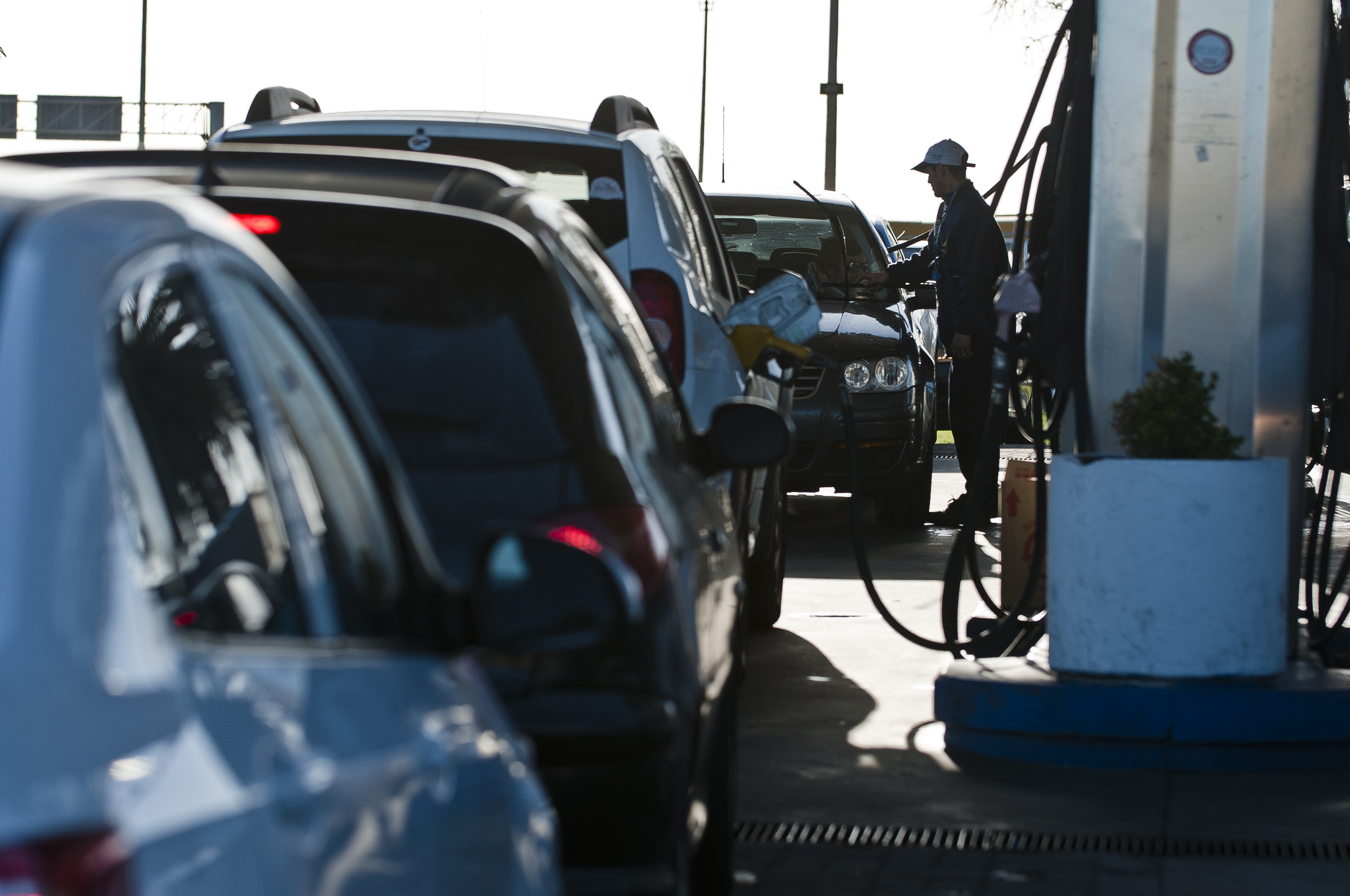 Los uruguayos se preparan para el paro en las estaciones de servicio. Foto: Fernando Ponzetto