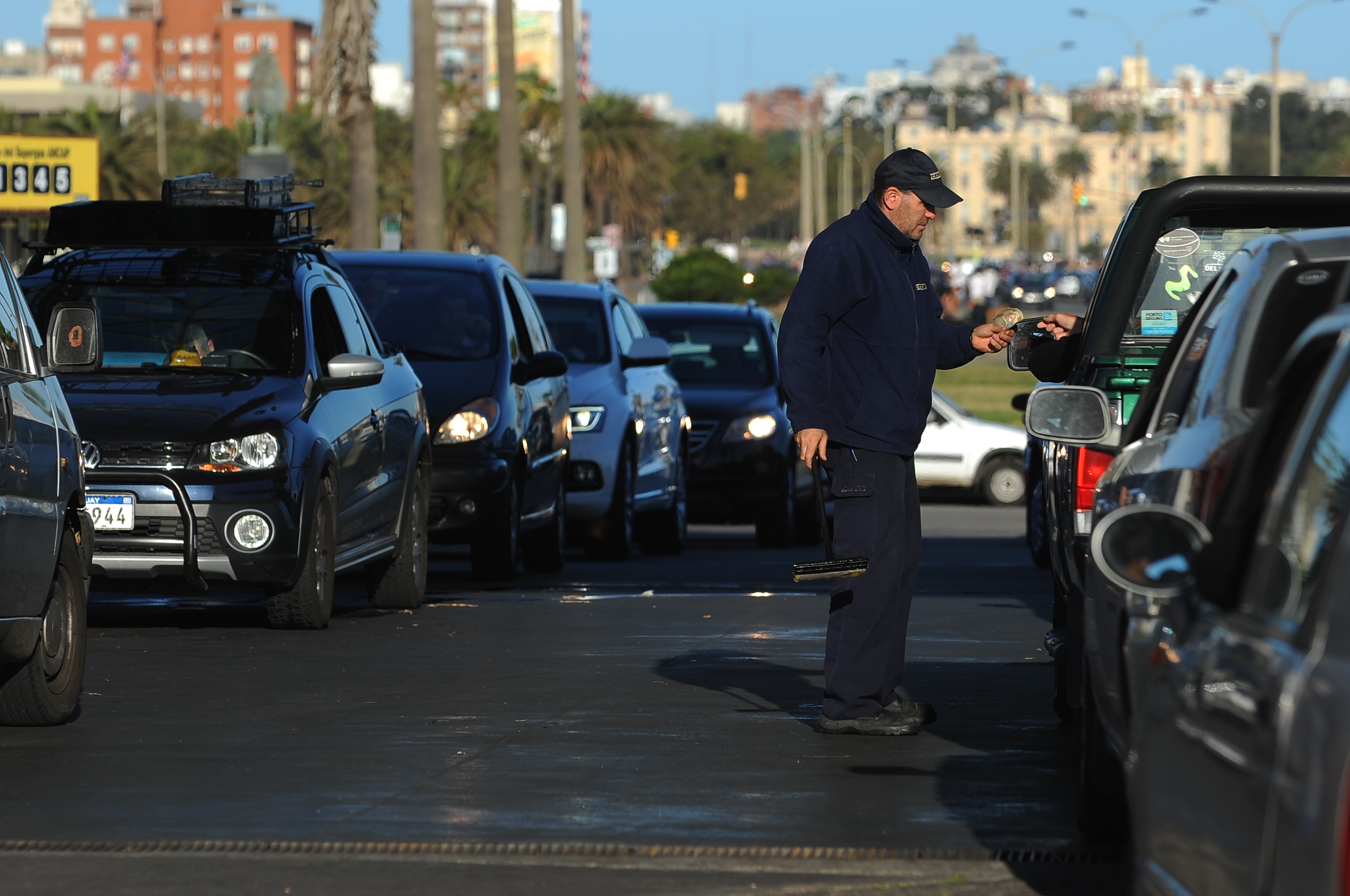 Los uruguayos se preparan para el paro en las estaciones de servicio. Foto: Fernando Ponzetto