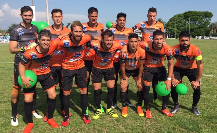Sud América con un brazalete en apoyo a Chapecoense. Foto: @CampeonatoAUF