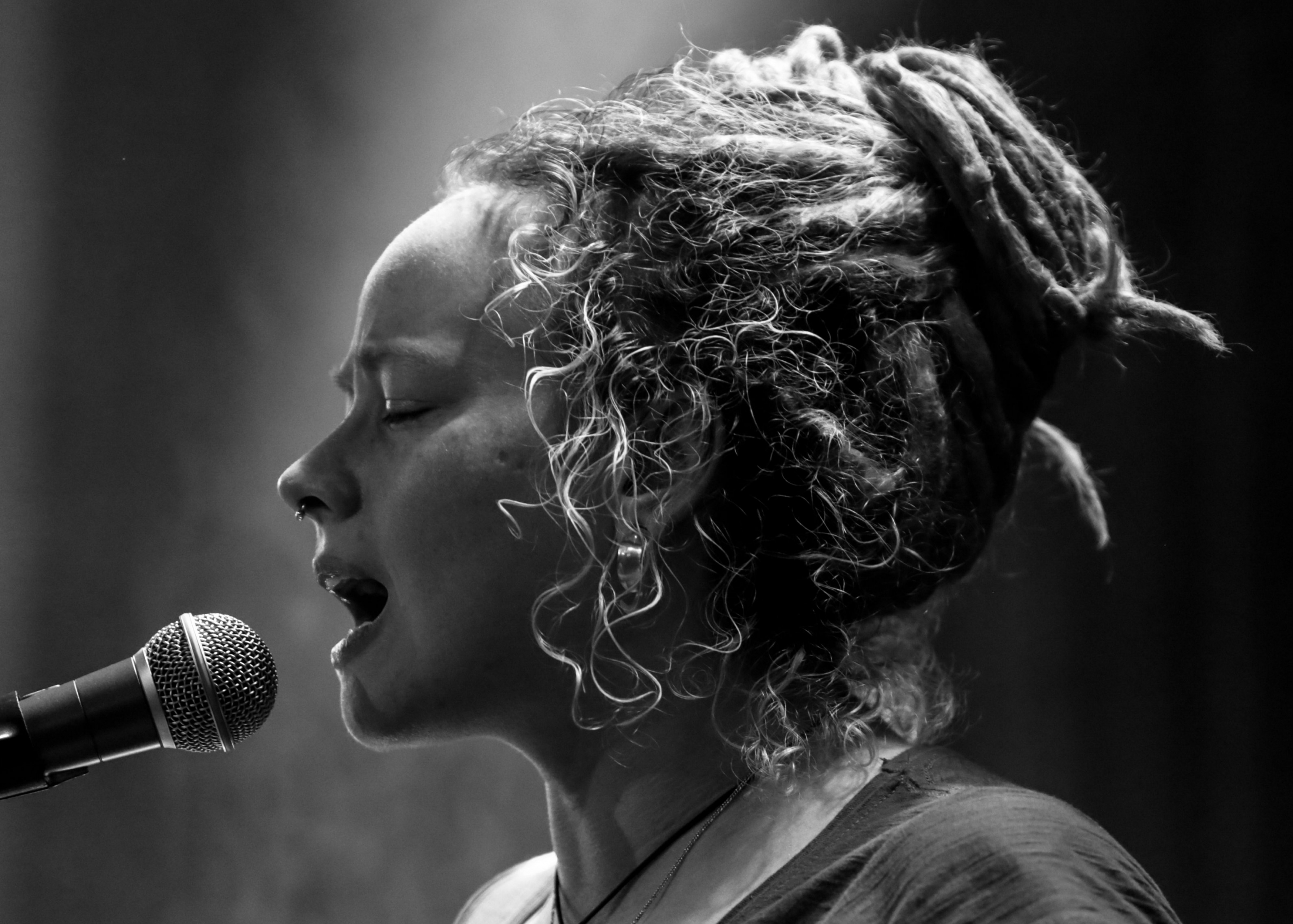 El eterno femenino de una imaginativa pintora