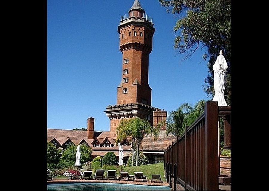 L´Auberge: el estilo con la arquitectura normanda caracteriza al 1948.