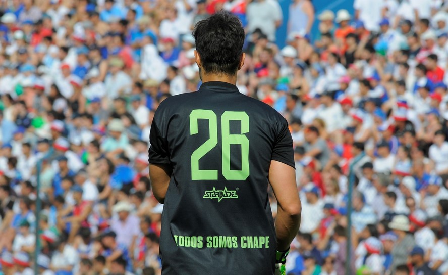 La espalda de la camiseta mostraba el mensaje en apoyo a Chapecoense. Foto: Ariel Colmegna