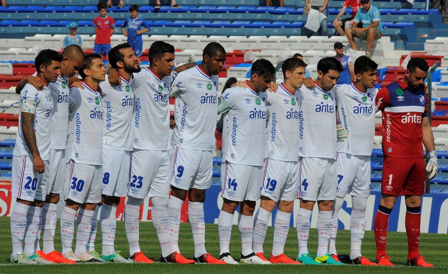 Previo al partido hubo un minuto en homenaje a Chapecoense y los jugadores de Nacional tuvieron el escudo del club brasileño en su pecho. Foto: Ariel Colmegna