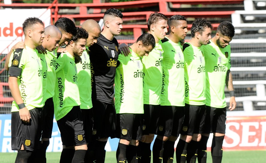 Peñarol jugó con una camiseta particular en homenaje a Chapecoense, además de lucir su escudo en el brazo. Foto: Marcelo Bonjour