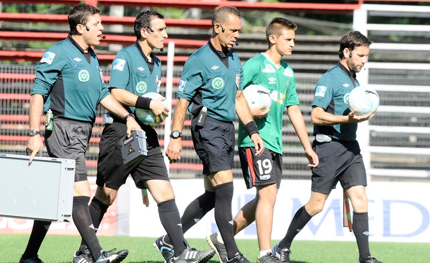 Los árbitros lucieron el escudo de Chapecoense en el pecho de sus camisetas y entraron con un niño con la camiseta del club brasileño. Foto: Ariel Colmegna