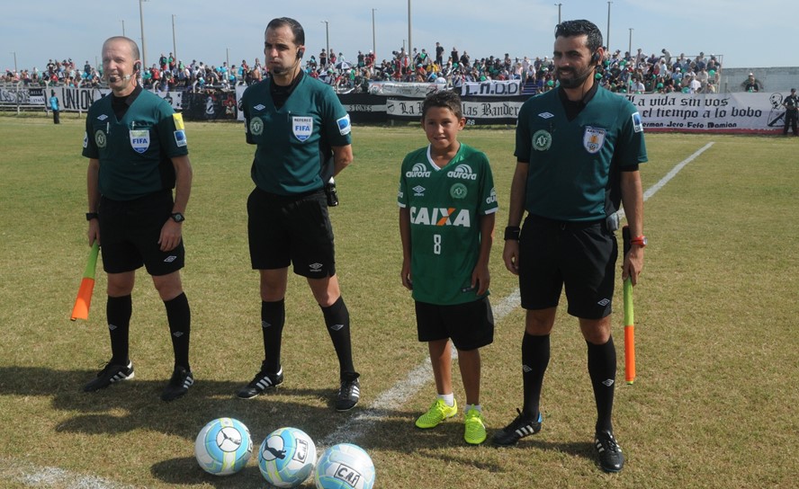 Los árbitros lucieron el escudo de Chapecoense en el pecho de sus camisetas y entraron con un niño con la camiseta del club brasileño. Foto: Ariel Colmegna