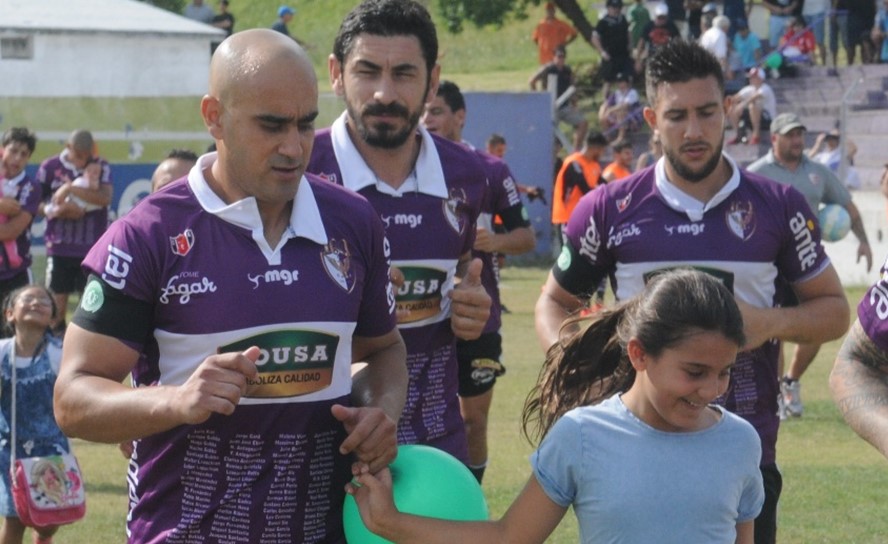 Fénix jugó con un brazalete negro con el escudo de Chapecoense. Foto: Francisco Flores.