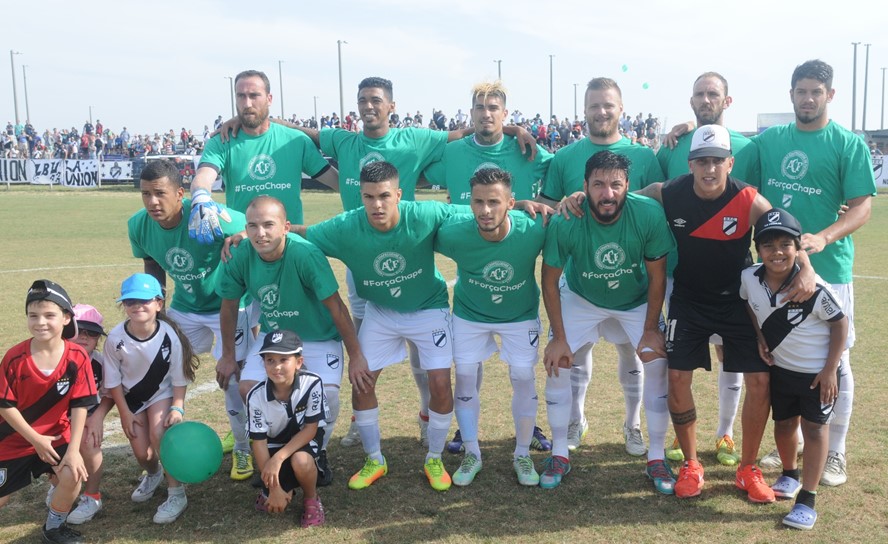 Danubio entró a la cancha con una camiseta en honor a Chapecoense. Durante el partido jugó con brazalete negro. Foto: Francisco Flores.