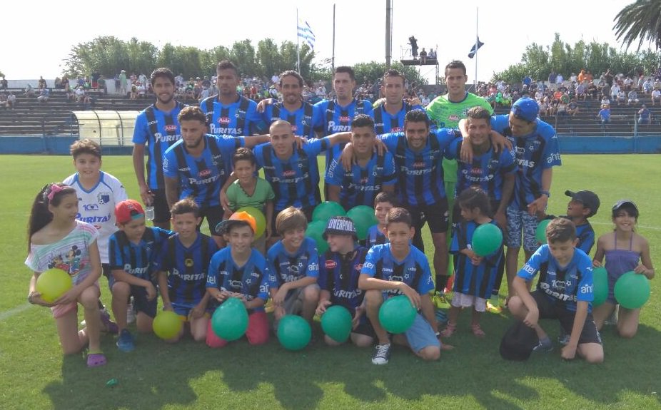 Liverpool con brazalete negro en apoyo a Chapecoense. Foto: Ariel Colmegna