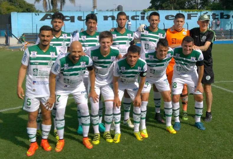 Plaza con brazalete negro en apoyo a Chapecoense. Foto: Ariel Colmegna