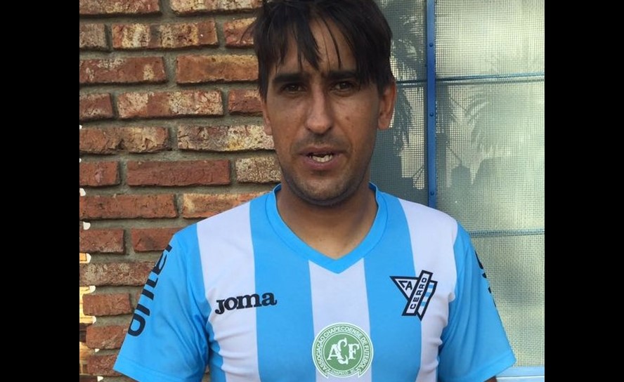 Cerro con brazalete negro en apoyo a Chapecoense. Foto: @CampeonatoAUF