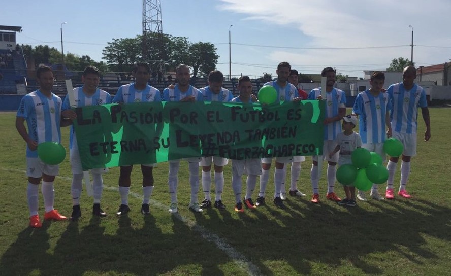 Cerro apareció con pancarta en la cancha en apoyo a Chapecoense. Foto: @CampeonatoAUF